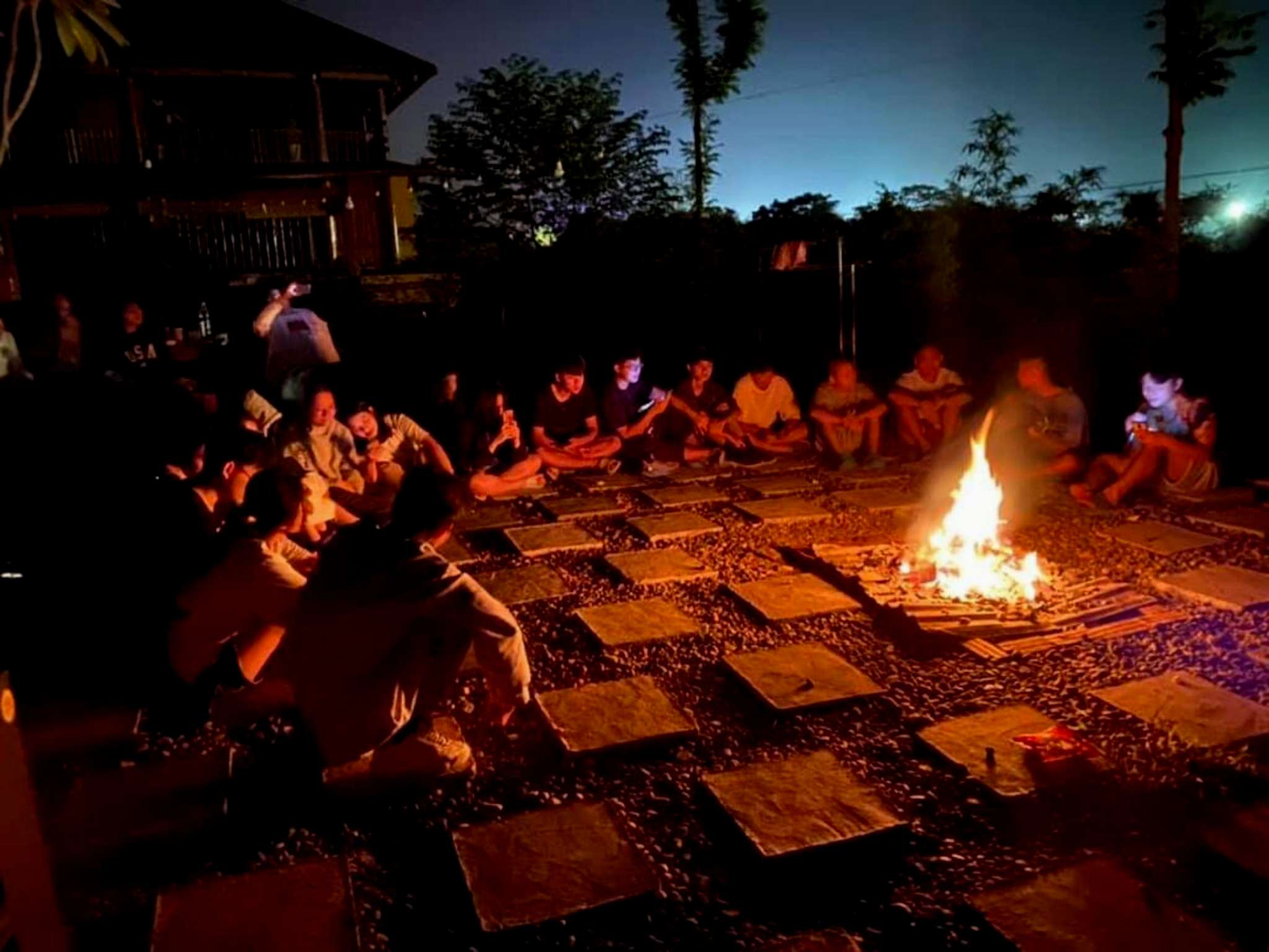 Đốt lửa trại tại Tula Hardin Homestay Hòa Bình